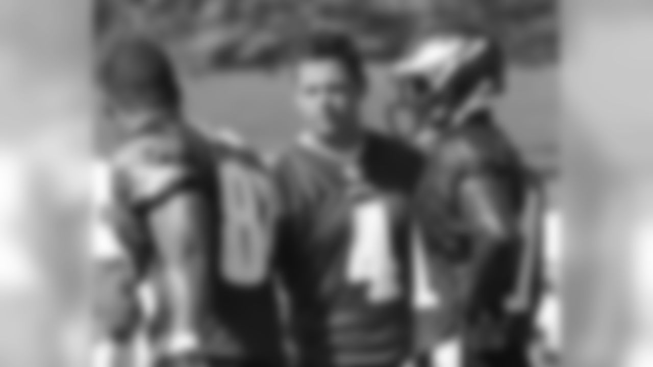 QB Kevin Kolb explains the call to his teammates