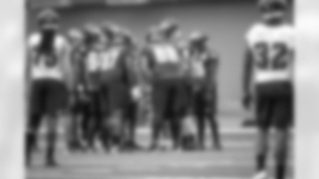 QB Nate Sudfeld huddles the offensive unit.