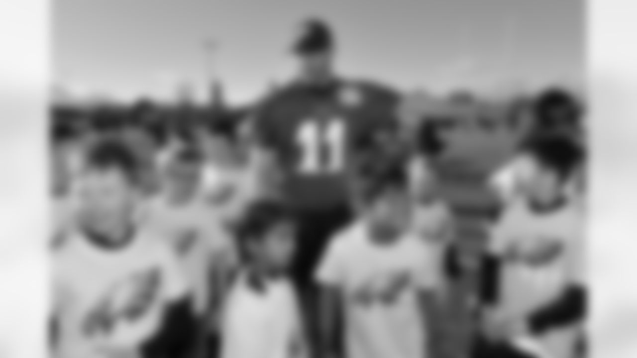 QB Carson Wentz pointing some children in the right direction
