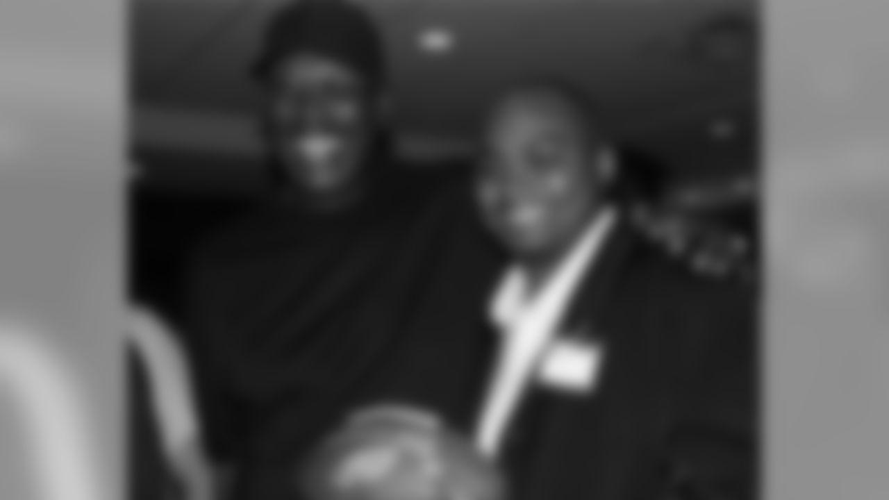 Edison Reyes-Alcantara poses with Eagles great, Harold Carmichael.