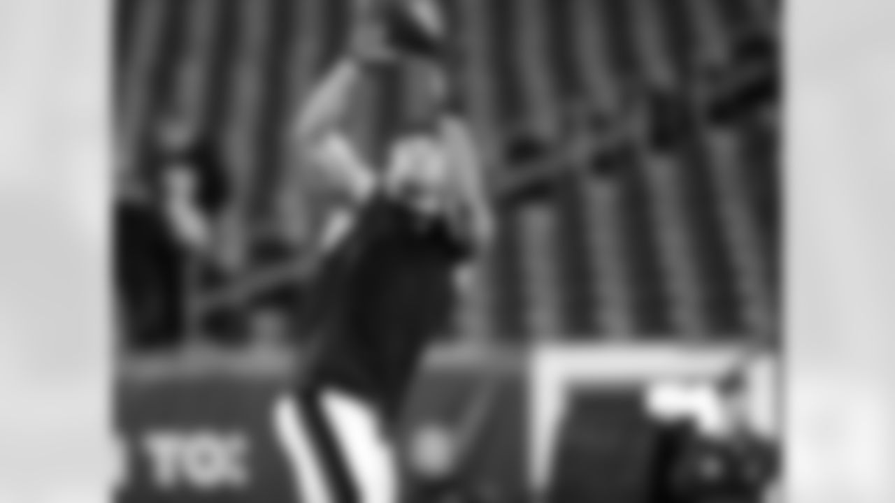 Eagles' LB Connor Barwin practices catching passes on the field.