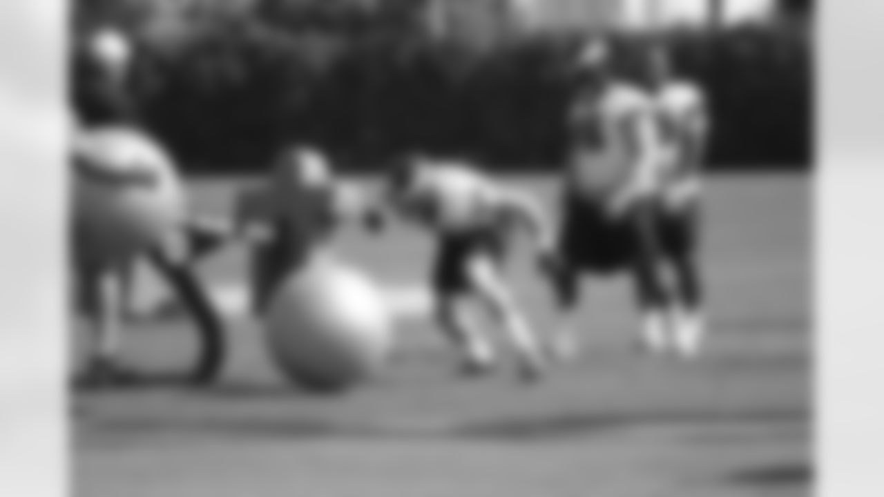LB Connor Barwin attacks the ball