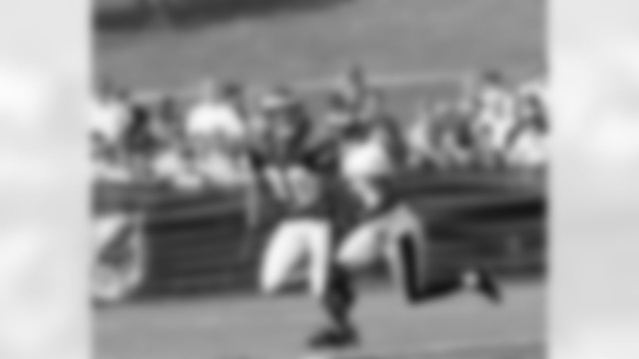 WR Kevin Curtis eyes pass