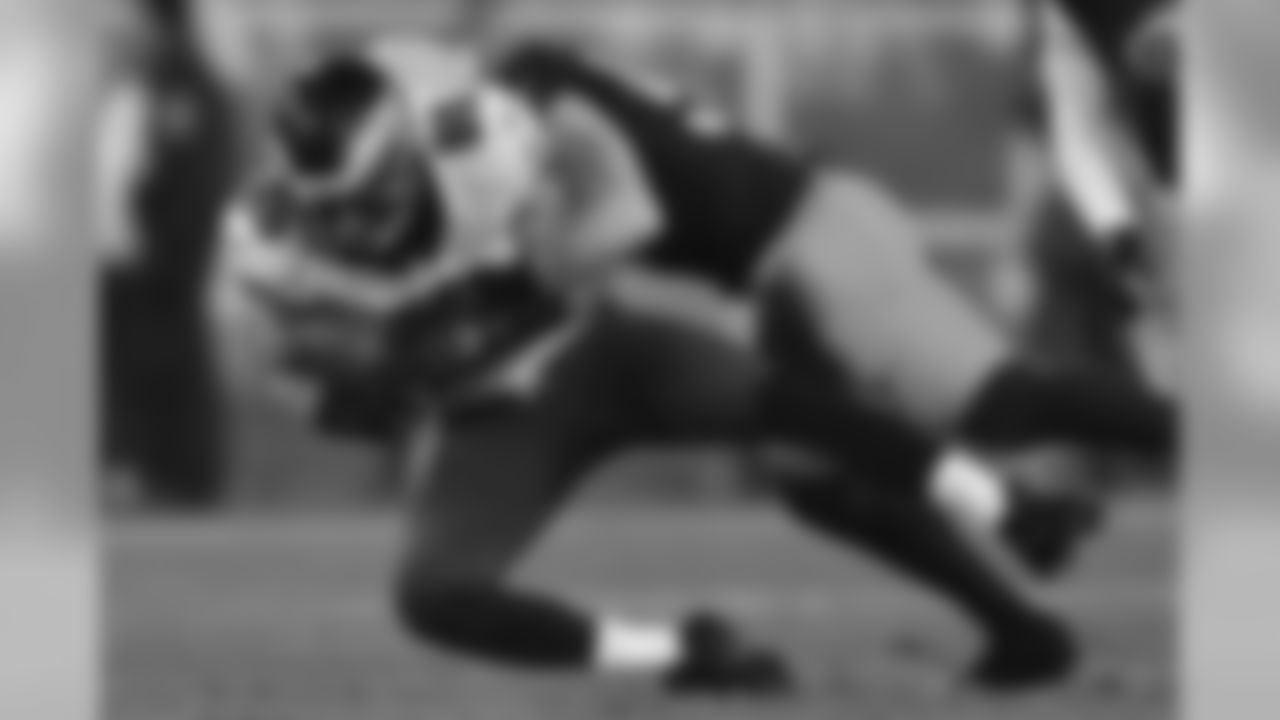 TE Zach Ertz making a 4th down catch