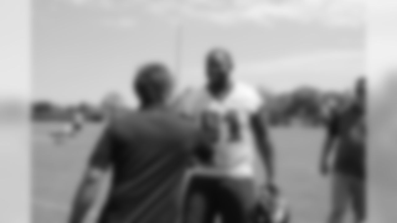 DE Fletcher Cox meets driver Juan Pablo Montoya