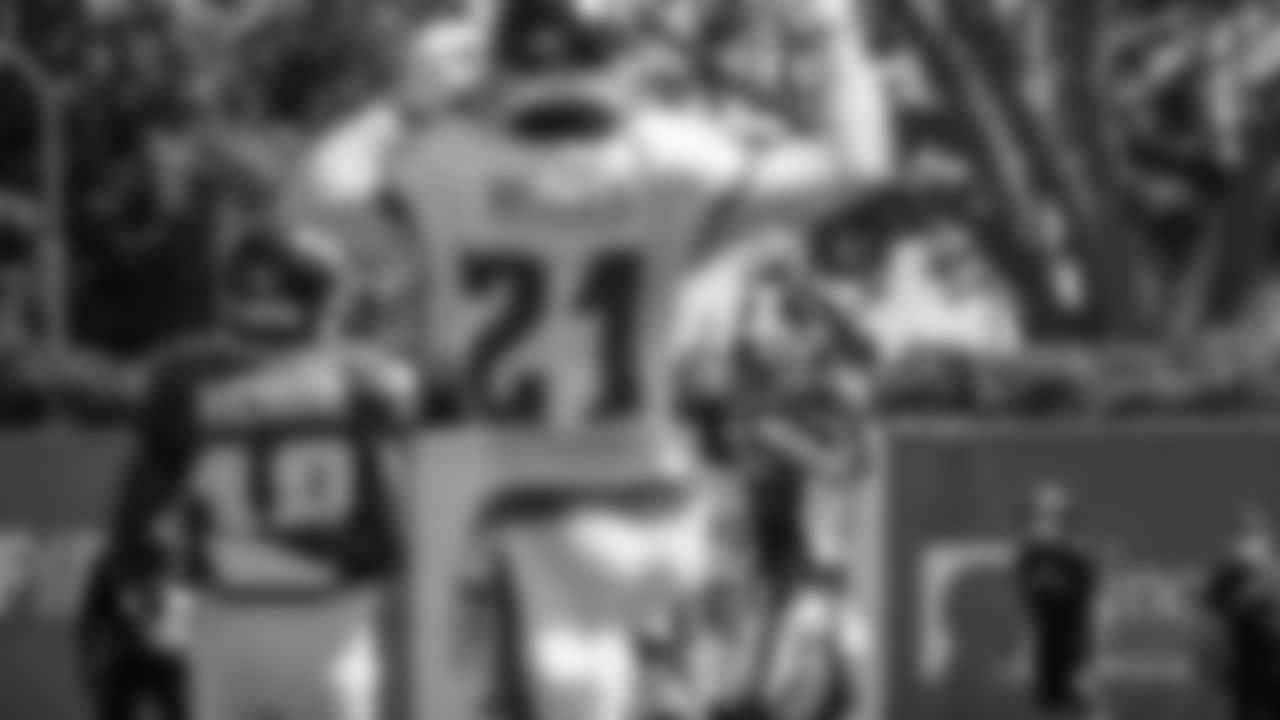 CB Cre'Von LeBlanc catches an interception