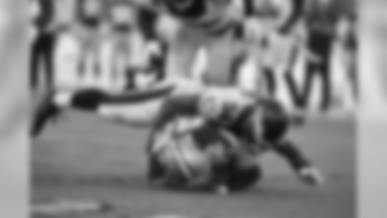 LB Jordan Hicks makes the play