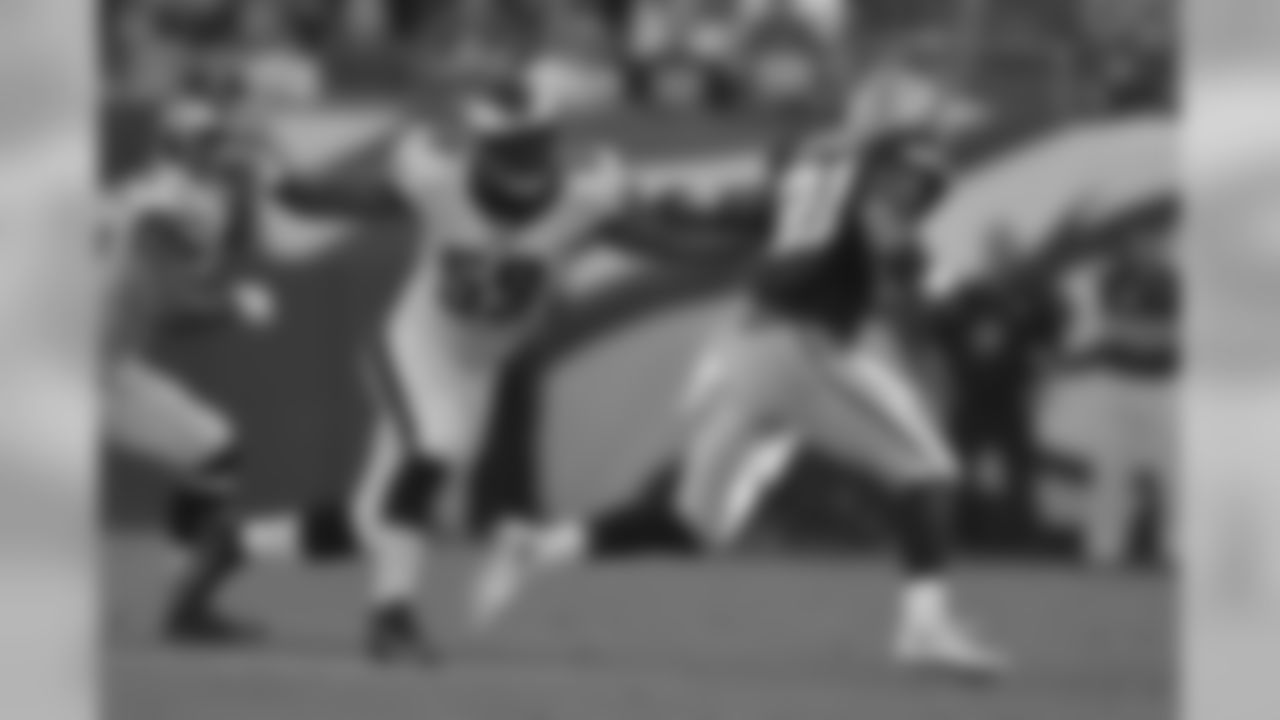 LB DeMeco Ryans stretches for the tackle
