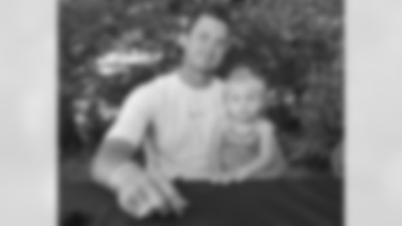 QB Kevin Kolb with his daughter Kamryn