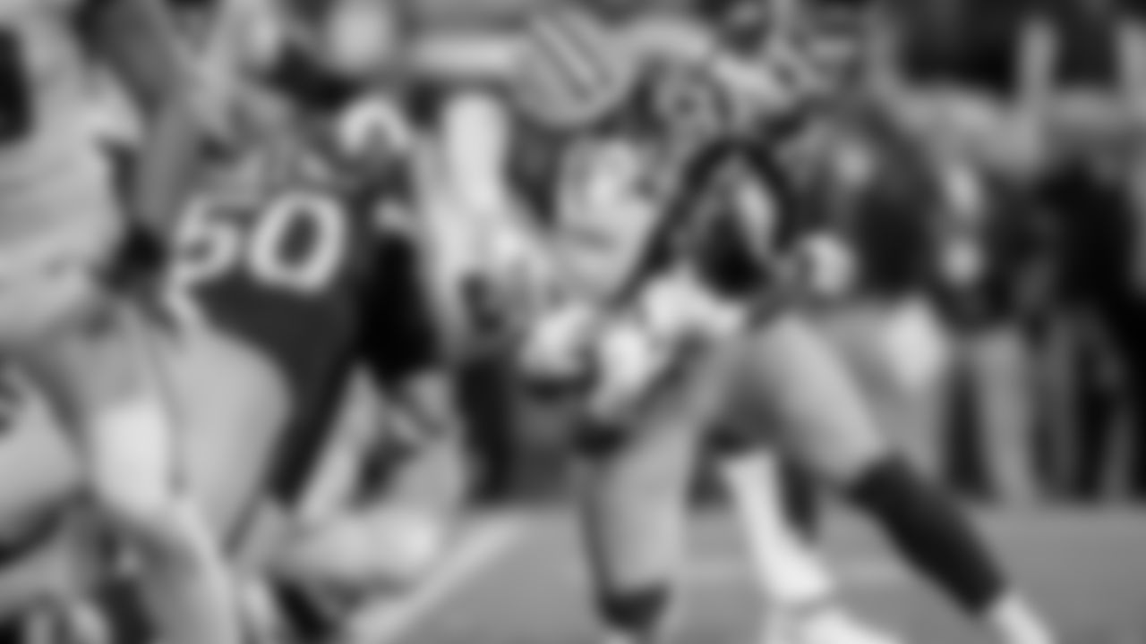 RB Jordan Howard fights for extra yards