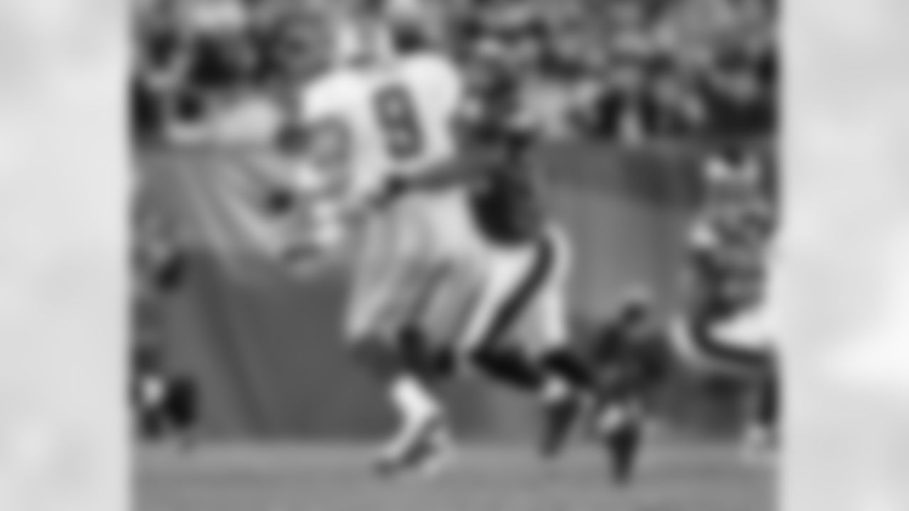 FS Brian Dawkins drills Dallas QB Tony Romo