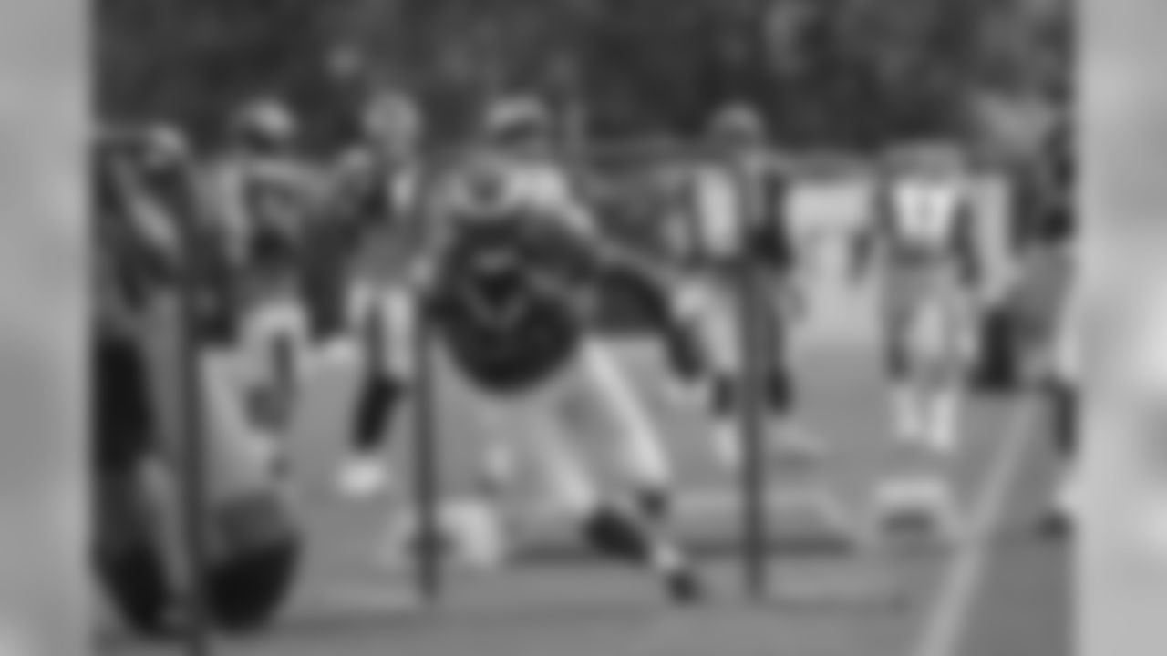 RB Kenjon Barner explodes out of the course