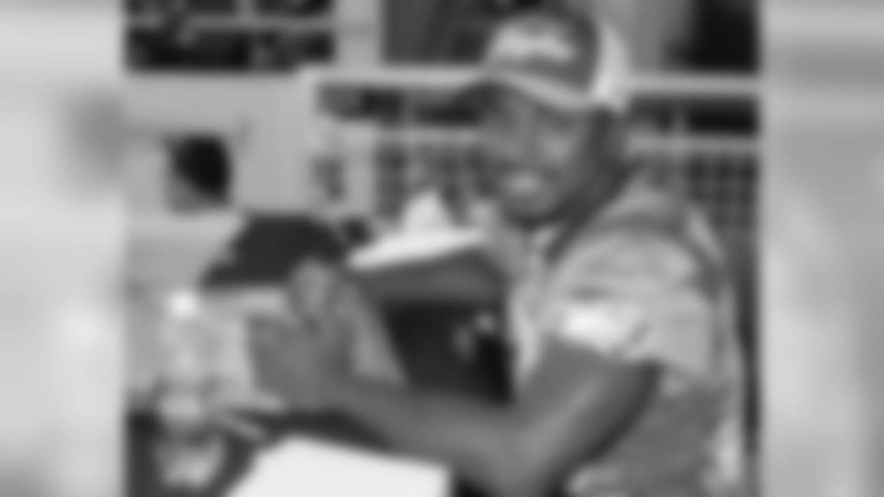 RB Brian Westbrook signs a photo for a fan