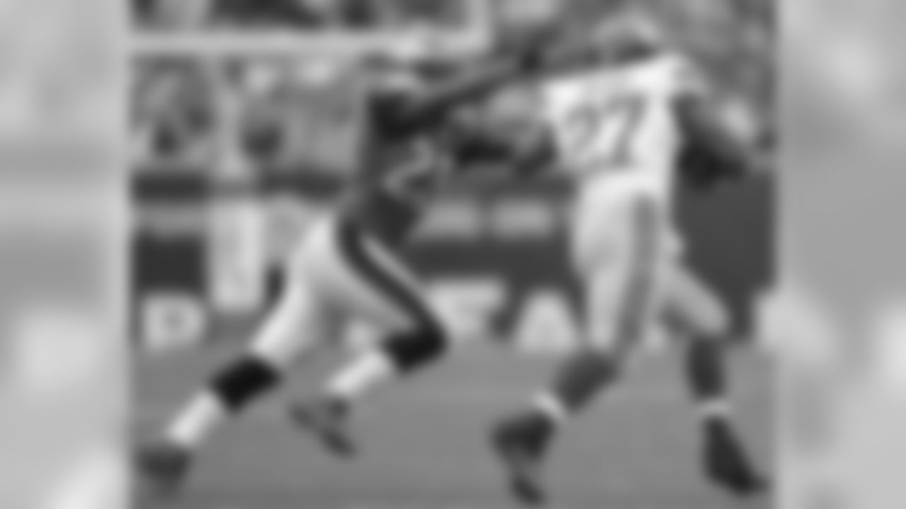 S Sean Jones looks to bring down Giants RB Brandon Jacobs