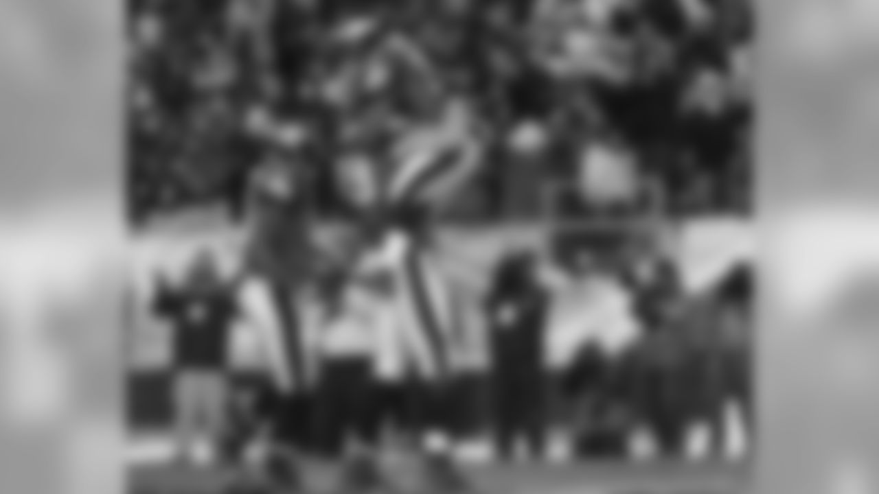 RB LeSean McCoy gets a lift from LG Todd Herremans following TD run