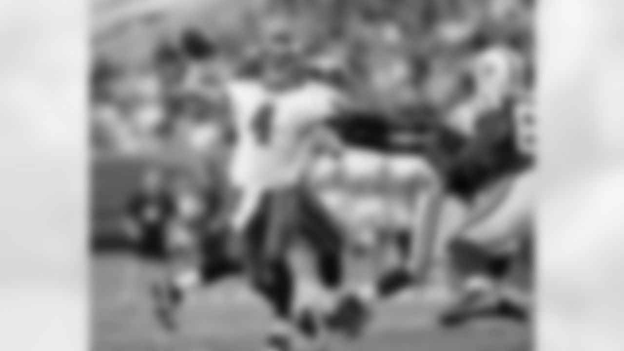 Eagles QB Kevin Kolb steps up in the pocket.