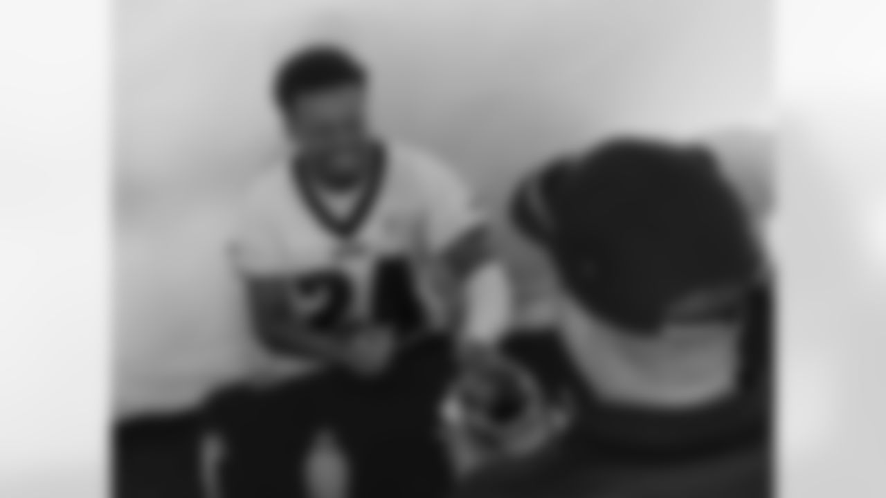 CB Bradley Fletcher signs some autographs