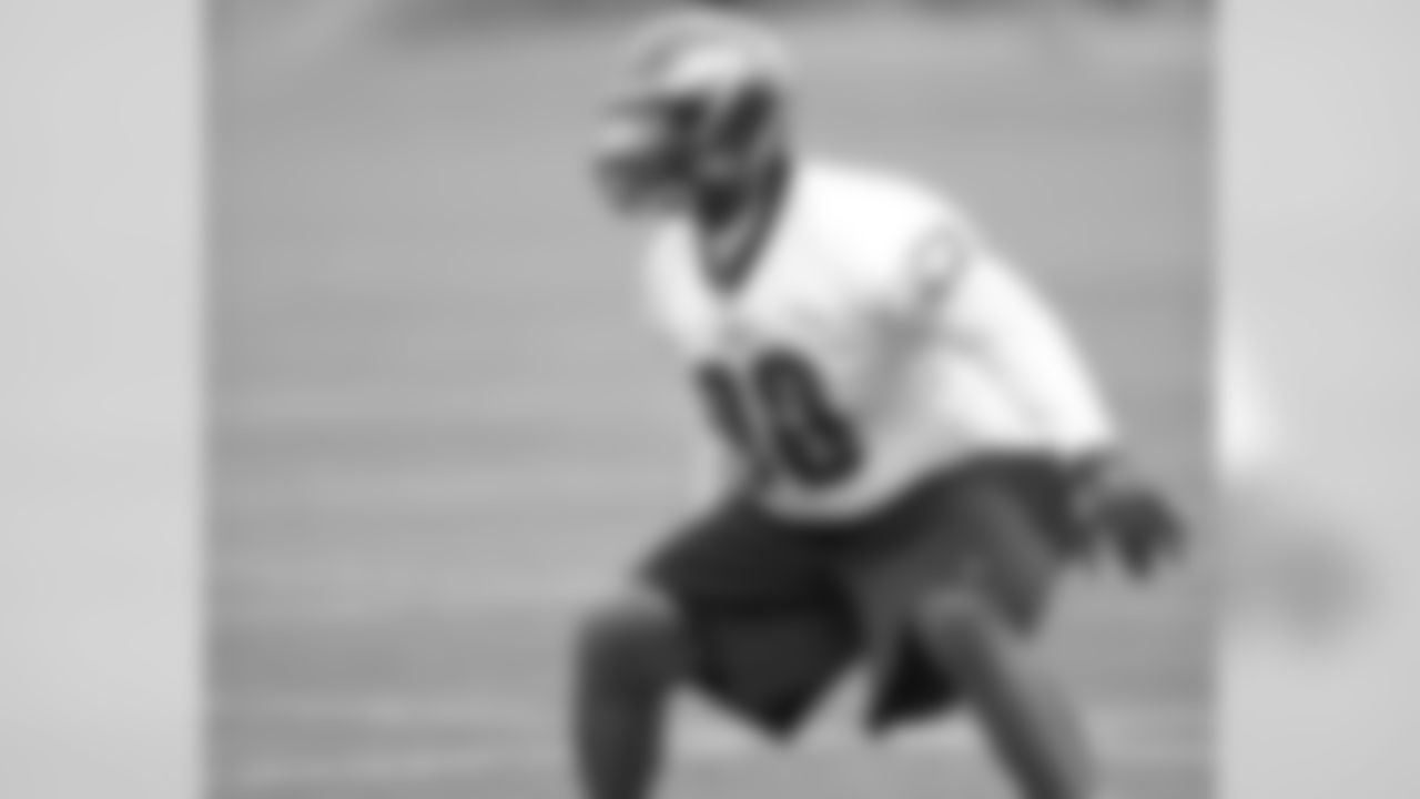 DT Antonio Dixon sets for next play