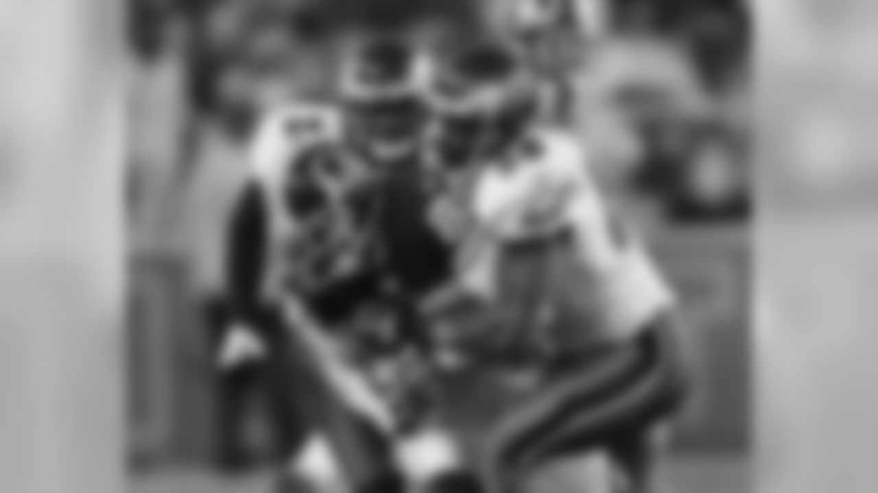 LB Akeem Jordan wraps up Redskins WR Santana Moss