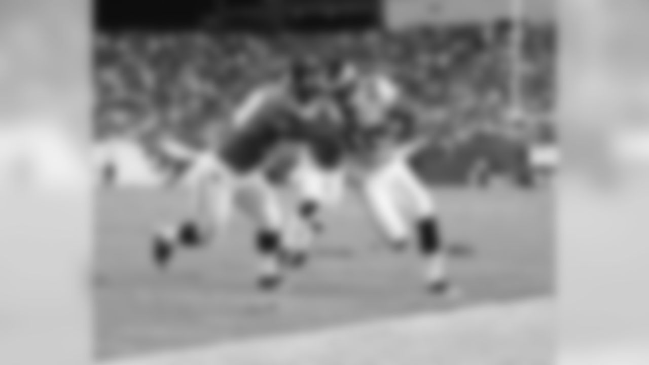 WR Jeremy Maclin tries to fight for more yards