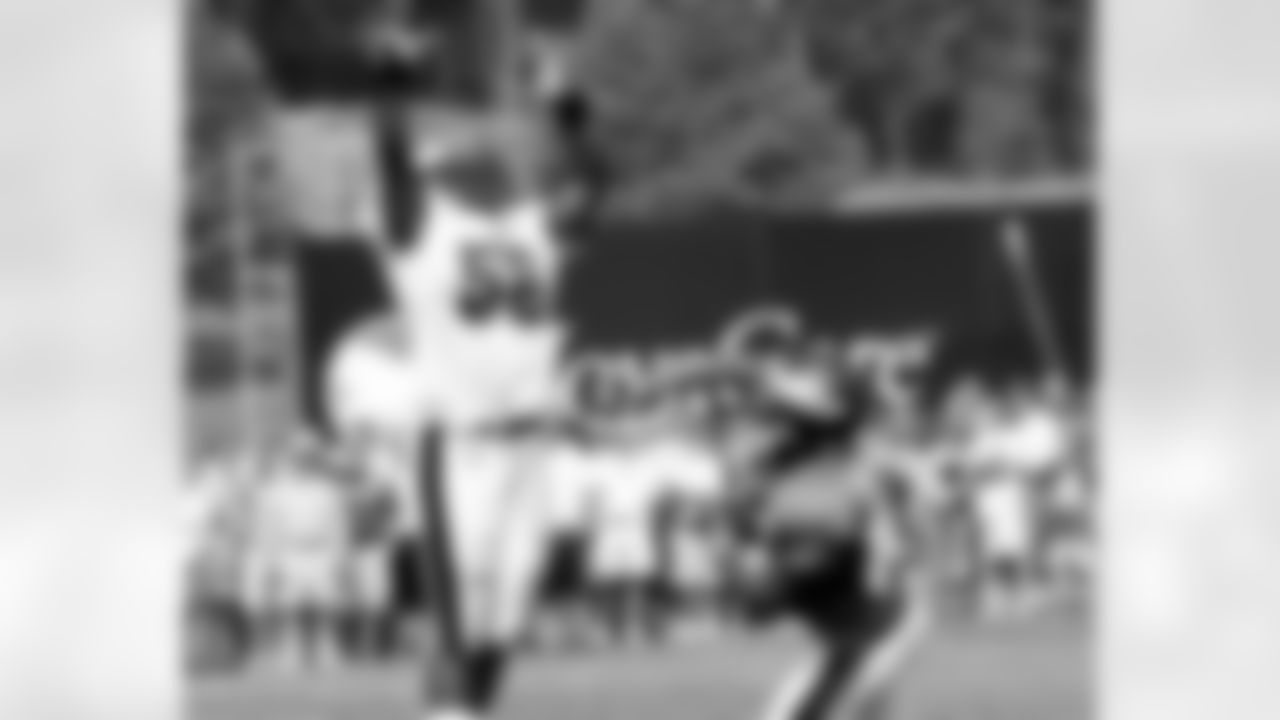 DE Trent Cole goes to block WR Greg Lewis's pass