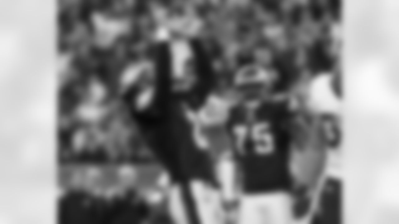 K David Akers offers praise above after FG