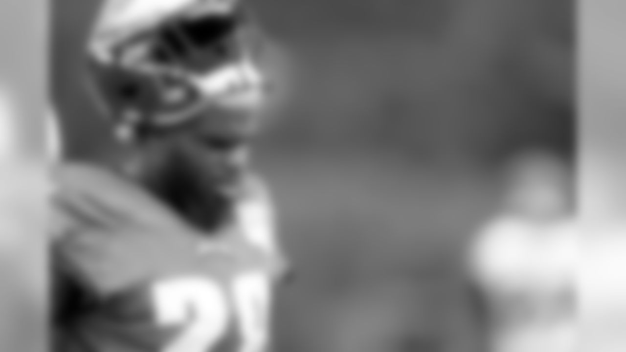 RB Wendell Smallwood takes a breather.