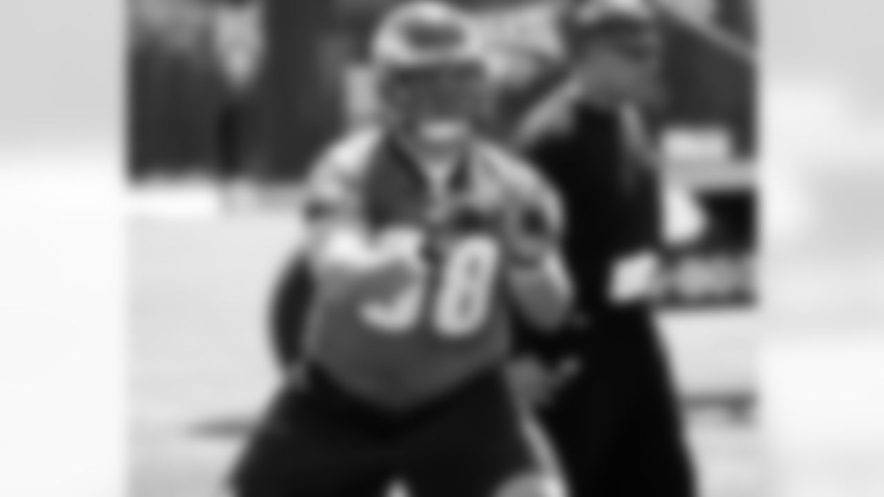 OL Mike McGlynn works on technique