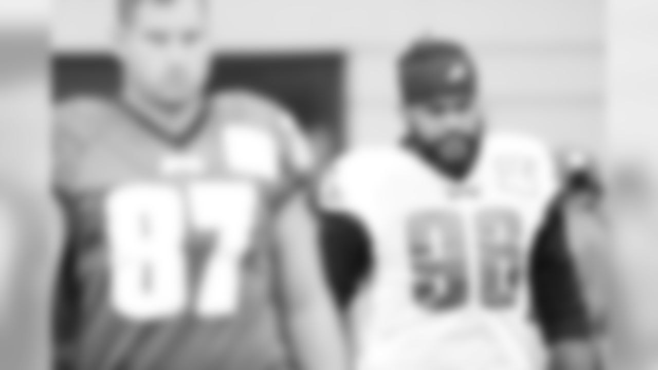 DE Derek Barnett