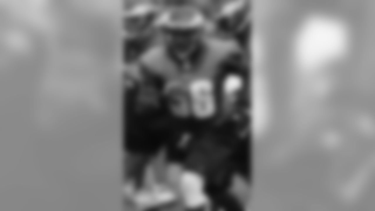 RB Brian Westbrook in camp workouts