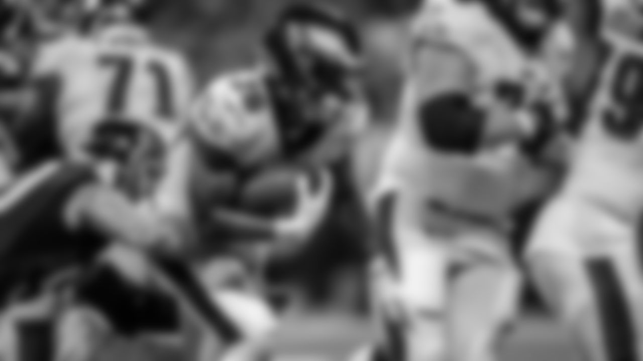 RB Miles Sanders attempts to break a tackle
