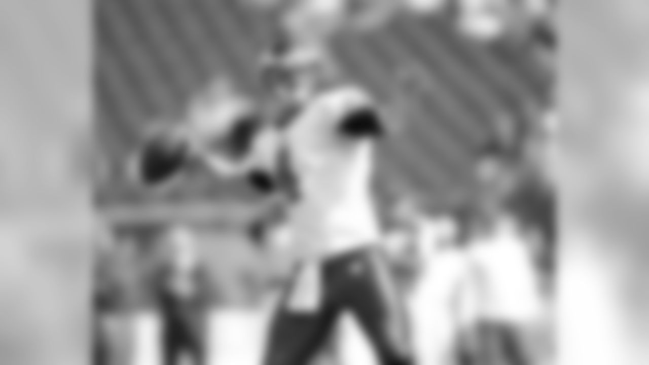 QB Kevin Kolb gets in some pre-game work