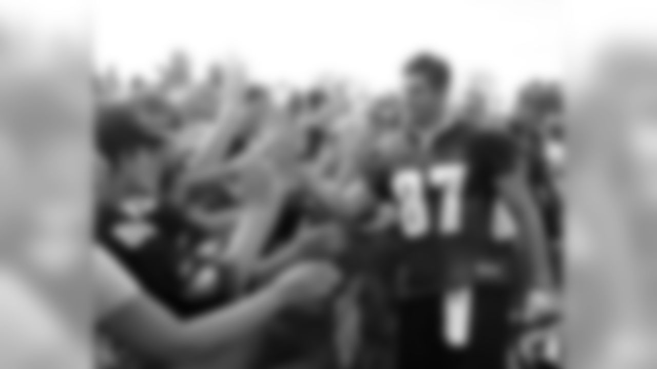TE Brent Celek offers up high 5's