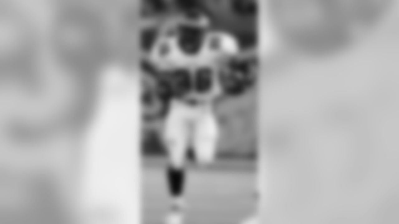 KR/RB Brian Westbrook returned the opening kickoff.