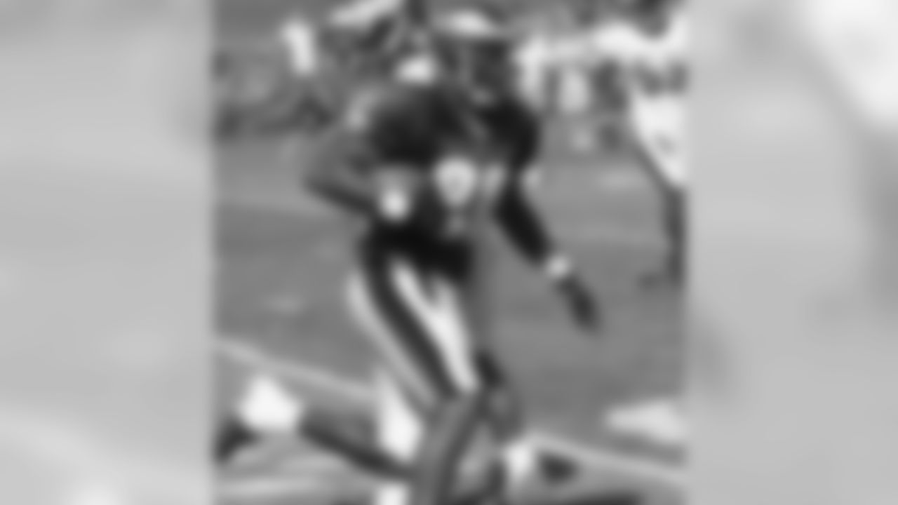 RB Brian Westbrook goes down the sideline