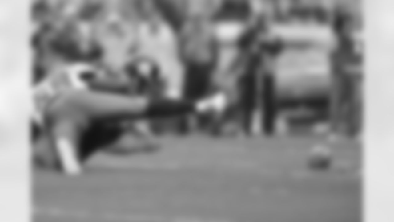 DE Trent Cole goes after QB Ben Roethlisberger