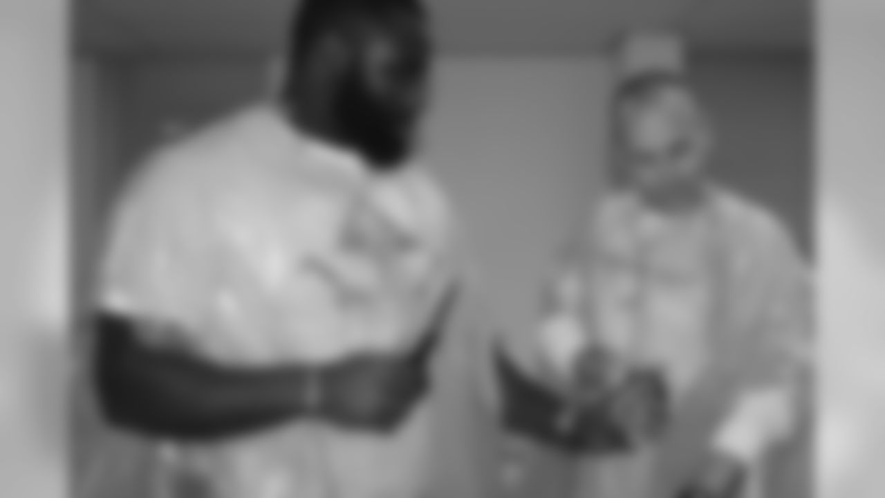 Bennie Logan and Eagles President Don Smolenski team up to lend a helping hand