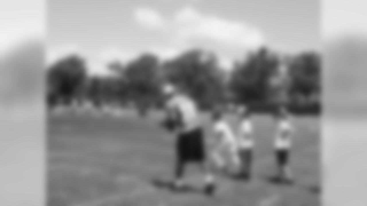 It looks like WR Brad Smith is re-living his quarterbacking days at the University of Missouri
