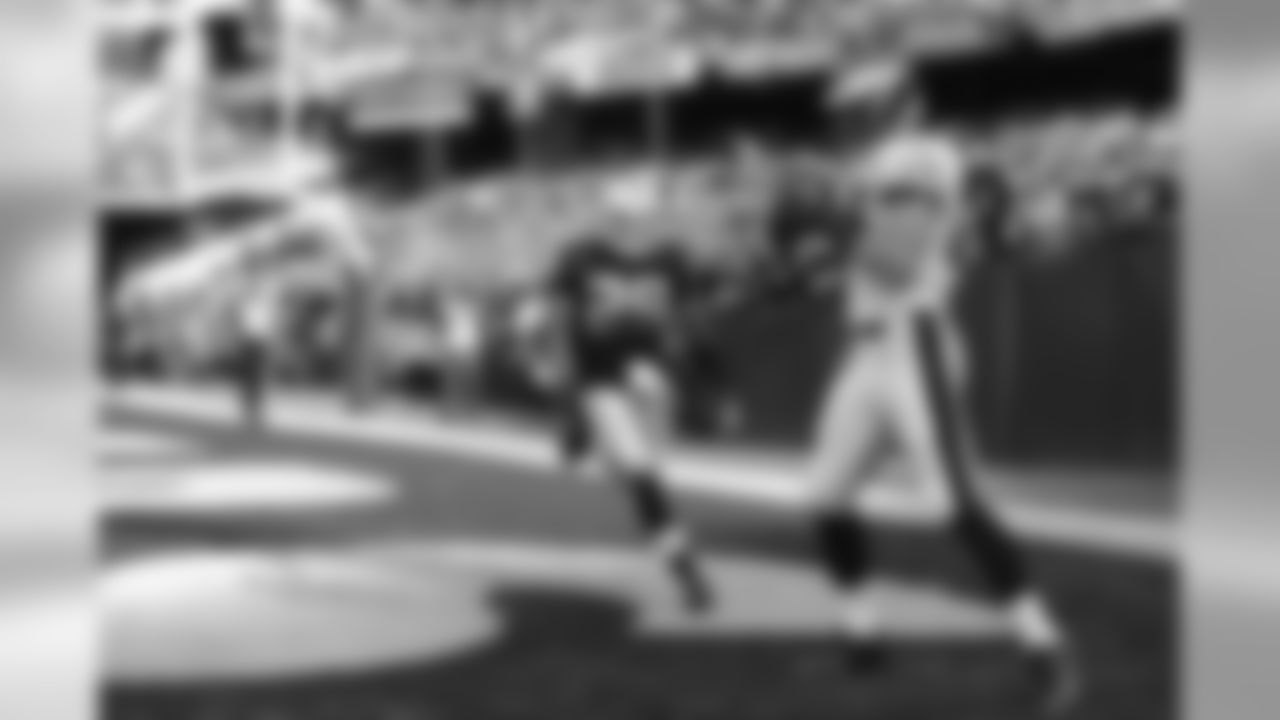 Eagles' TE Zach Ertz is open in the corner of the endzone for a touchdown.