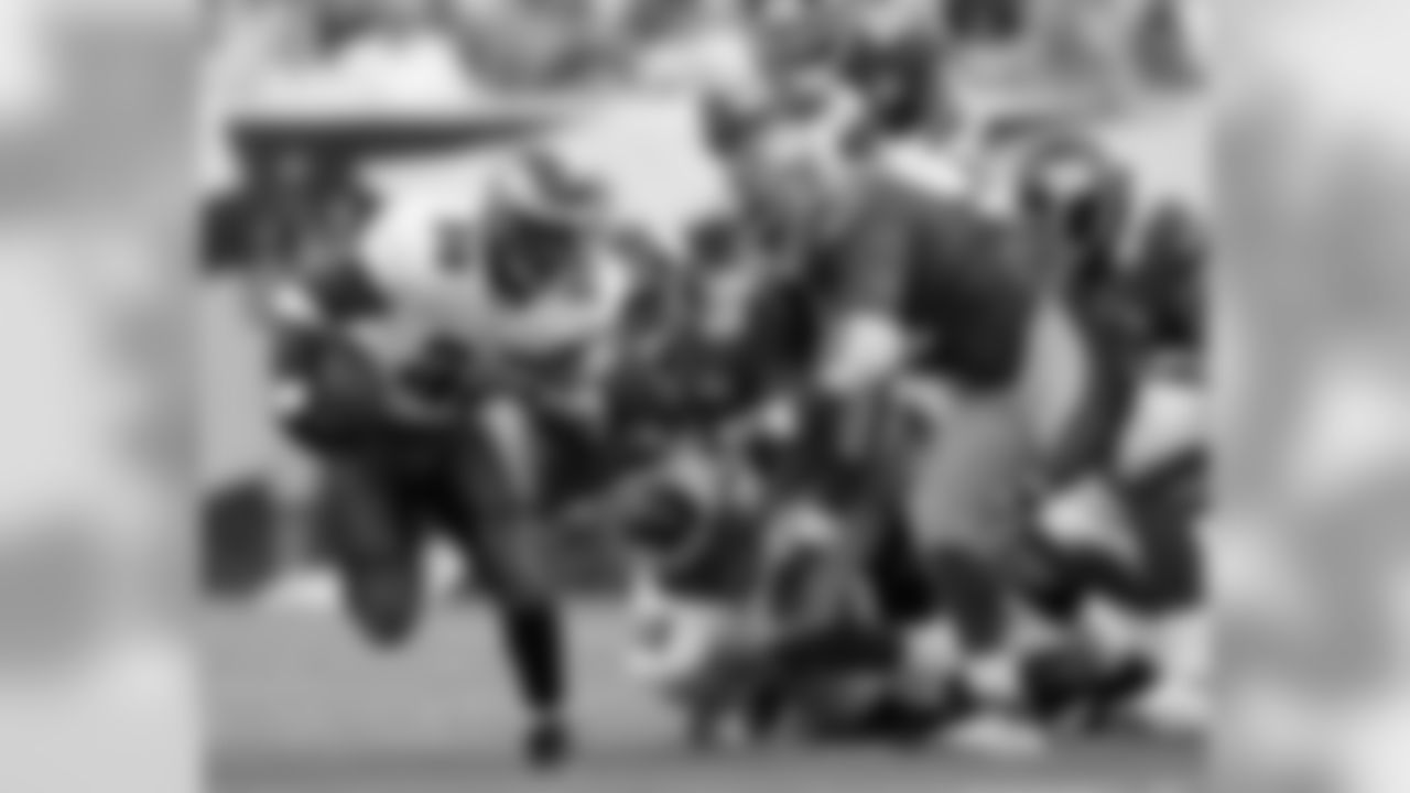 RB Brian Westbrook looks for running room
