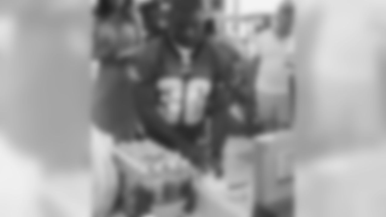 RB Brian Westbrook bags some groceries at local ACME Markets