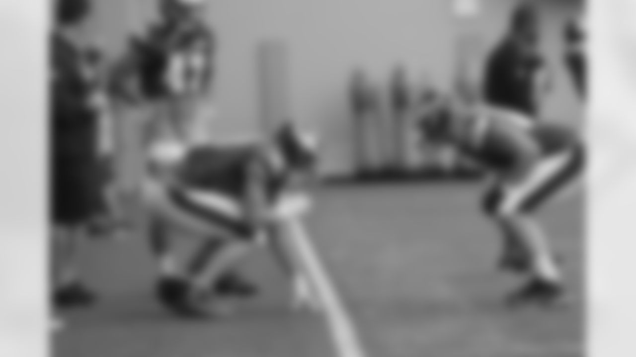 TE Andrew Gleichert faces off against TE Brent Celek