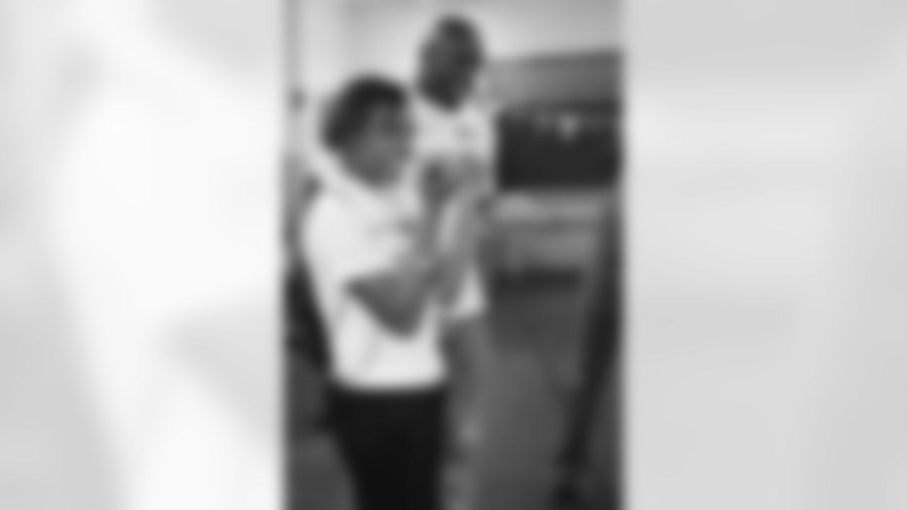 DeMeco Ryans helped students use the new equipment properly