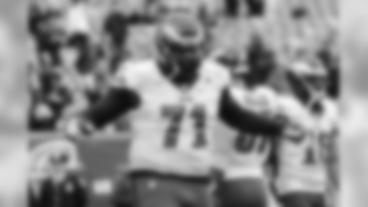 T Jason Peters getting ready for the game