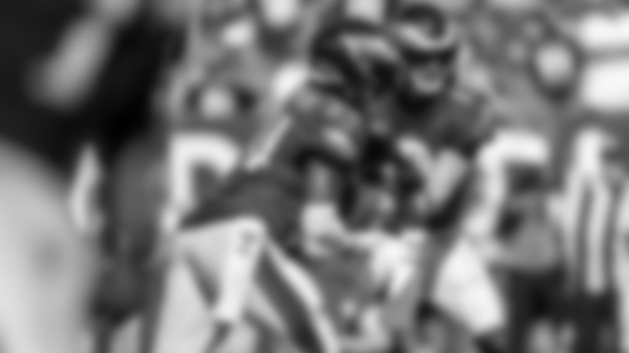 QB Carson Wentz hands off to RB Jordan Howard