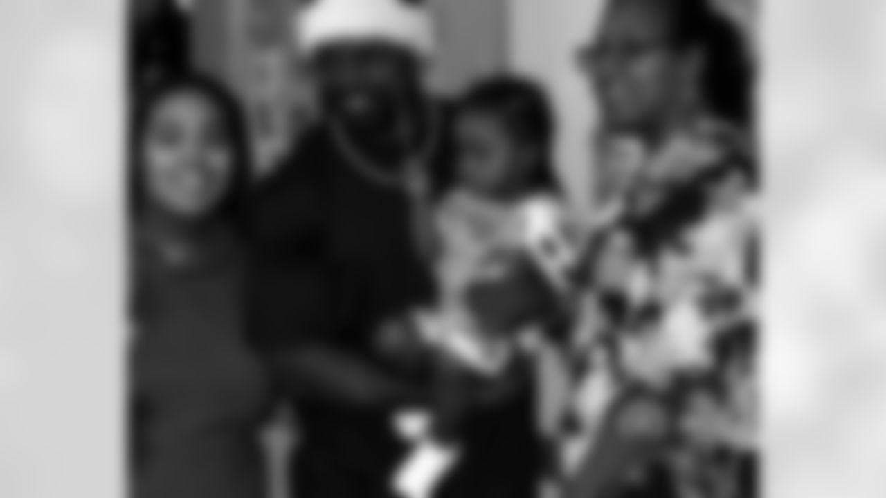 Brian Westbrook gets in a family photo