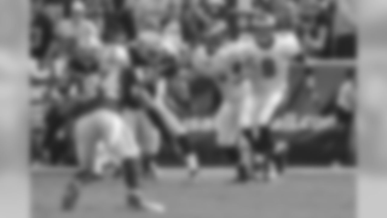Eagles' QB Nick Foles rushes the football for a gain in the first quarter.