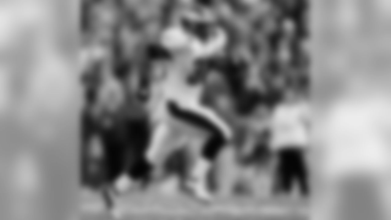 RB Brian Westbrook on a 62-yard run for his first career TD.