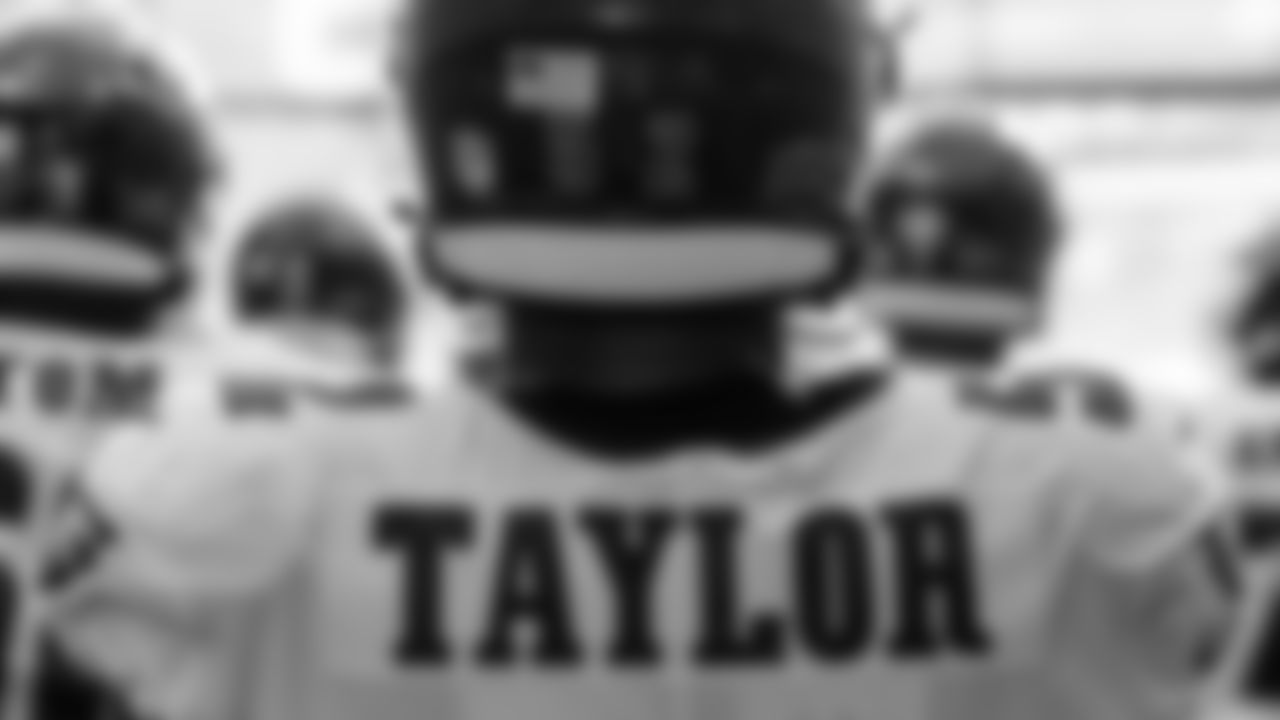 LB Davion Taylor