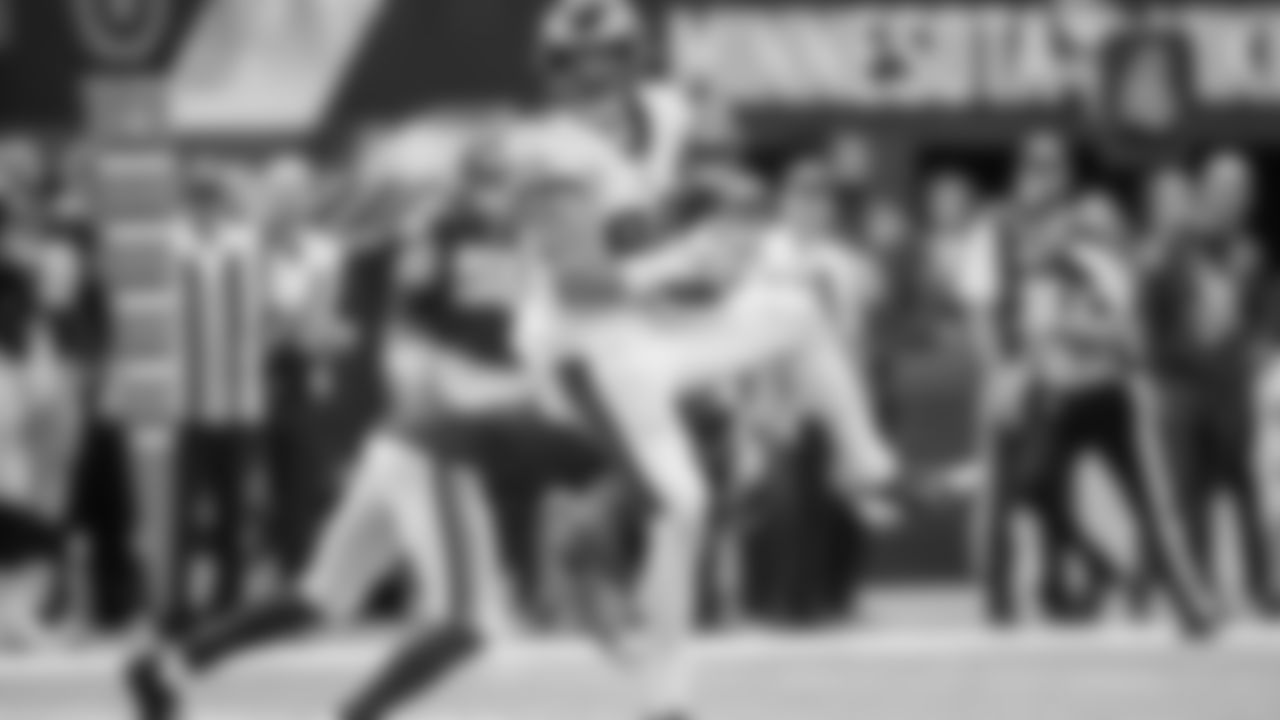 TE Zach Ertz secures a reception
